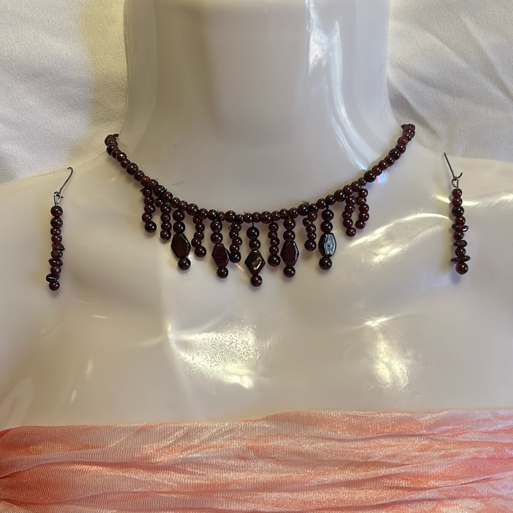 Women’s Beautiful semi precious garnet stones choker/matching pierced earrings